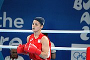 Deutsch: Boxen bei den Olympischen Jugendspielen 2018 Tag 12, 18. Oktober 2018 - Finale Leichtgewicht Mädchen – Oriana Saputo (Argentinien, blau) schlägt Emma Lawson (Australien, rot) 5-0; Ringrichter ist José Romero (Spanien). English: Boxing at the 2018 Summer Youth Olympics on 18 October 2018 – Girls' lightweight Bronze Medal Bout – Oriana Saputo (Argentina, blue) wins over Emma Lawson (Australie, red) 5-0; Referee is José Romero (Spain). Español: Boxeo en los Juegos Olímpicos Juveniles de Verano de 2018 en 18 de octubre de 2018 - Combate de medalla de bronce de las niñas: Oriana Saputo (Argentina, azul) gana a Emma Lawson (Australie, roja) 5-0; Árbitro es José Romero (España).