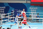 Deutsch: Boxen bei den Olympischen Jugendspielen 2018 Tag 12, 18. Oktober 2018 - Finale Leichtgewicht Mädchen – Oriana Saputo (Argentinien, blau) schlägt Emma Lawson (Australien, rot) 5-0; Ringrichter ist José Romero (Spanien). English: Boxing at the 2018 Summer Youth Olympics on 18 October 2018 – Girls' lightweight Bronze Medal Bout – Oriana Saputo (Argentina, blue) wins over Emma Lawson (Australie, red) 5-0; Referee is José Romero (Spain). Español: Boxeo en los Juegos Olímpicos Juveniles de Verano de 2018 en 18 de octubre de 2018 - Combate de medalla de bronce de las niñas: Oriana Saputo (Argentina, azul) gana a Emma Lawson (Australie, roja) 5-0; Árbitro es José Romero (España).