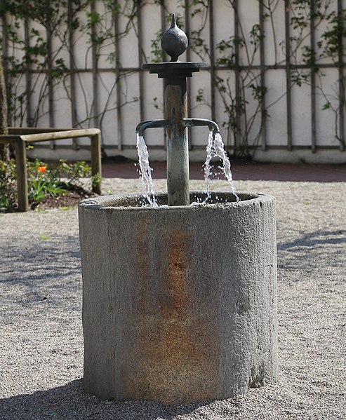 File:Brunnen St. Peter und Paul Muenchen-Trudering-2.jpg