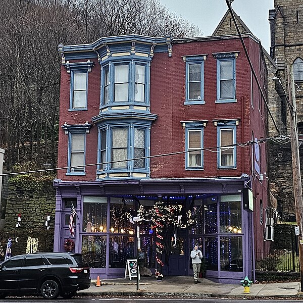 File:Building in historic Mauch Chunk (now Jim Thorpe), PA.jpg