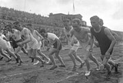 Paavo Nurmi am Start bei seinem Weltrekordlauf 1926, im Hintergrund die Kaiserloge