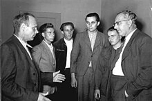 Rudolf Jahn (right) in conversation with Saxon combine harvester operators (July 1953)