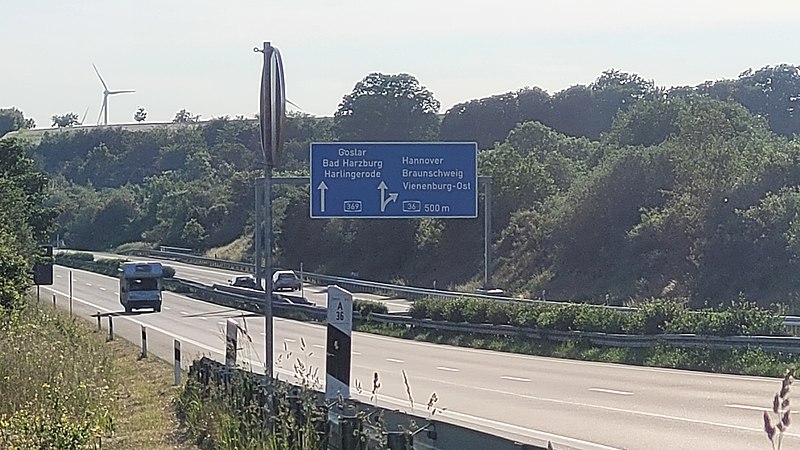 File:Bundesautobahn 36, Autobahndreieck Nordharz, 10. Juni 2021.jpg