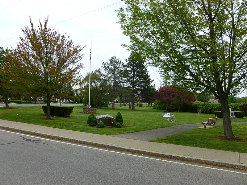 File:Burlington Town Common; north side.JPG