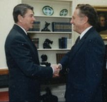 Burton Levin ve Ronald Reagan.jpg
