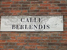 A street sign (nizioléto) in Venice using Venetian calle, as opposed to the Italian via