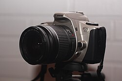 Canon EOS 300 ja 28-80mm kittilinssi