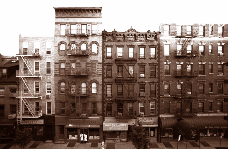 File:Carmine St from 50 to 54, New York, past century.tif