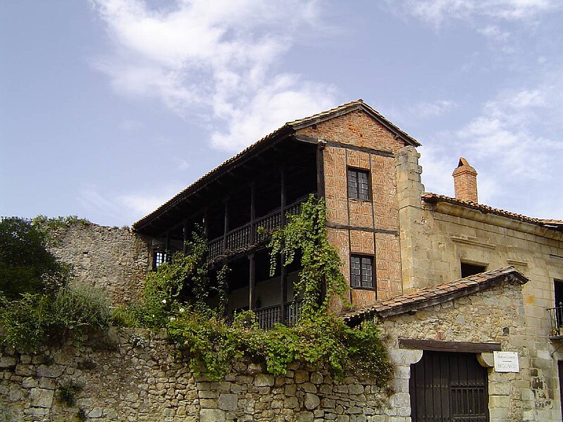 File:Casa en Santillana del mar.jpg