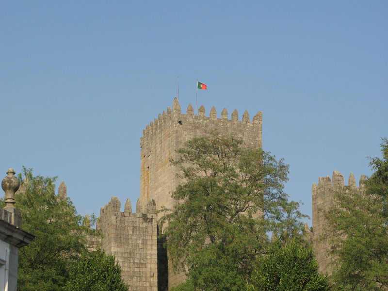 File:Castelo de Guimarães (bandeira 3).JPG