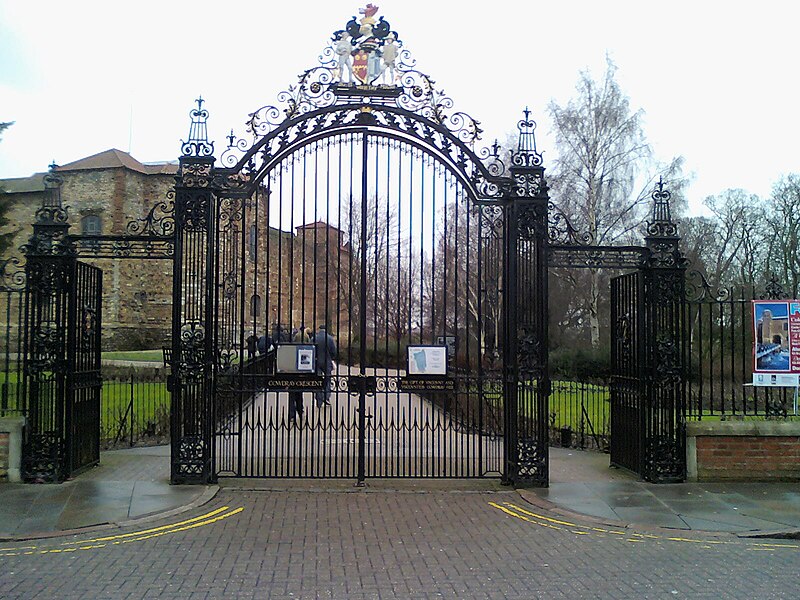 File:Castle Park gates.jpg