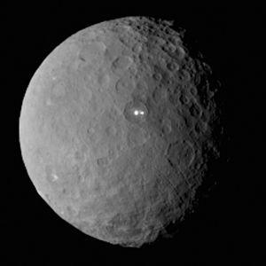 Dawn виявив дві яскраві плями у кратері Церери — імовірно зони із високим альбедо, спричиненим присутністю льоду чи солі[24].