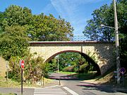 Voormalige spoorbrug over de Rue du Repos in Cergy