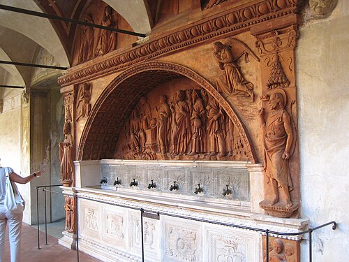 Waschbecken aus Stein und Terrakotta (zwischen 1450 und 1475).