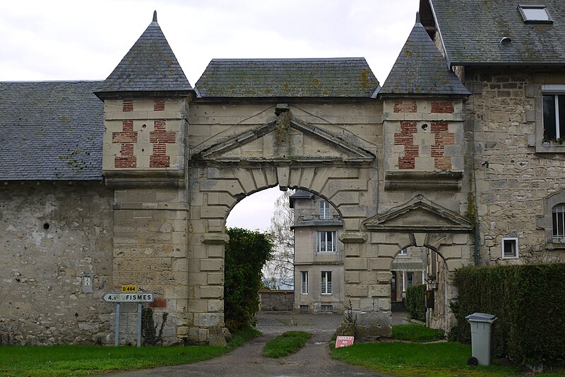 File:Château de Mont-Saint-Martin (1).JPG