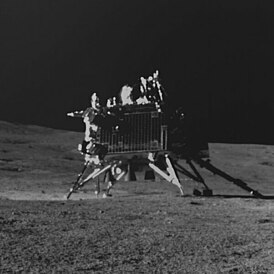 Посадочный модуль «Викрам» на поверхности Луны, заснятый луноходом «Прагъян»