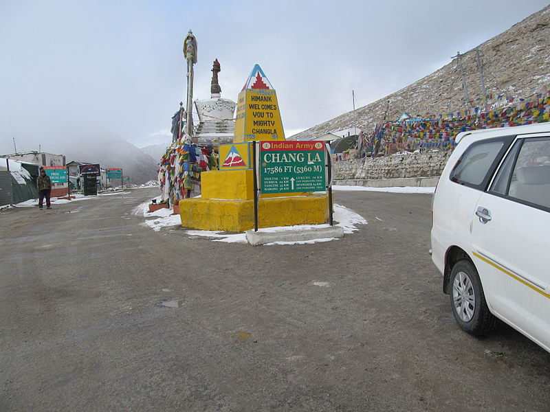 File:Chang La pass, Ladakh.JPG