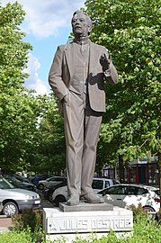 Statue par Alphonse Darville.