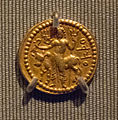 Monnaie du roi Vasudeva Ier. Revers à l'image du dieu indien Shiva et du taureau à bosse Nandi. Or, diamètre 1,9 cm, musée d'Art asiatique de San Francisco[1].