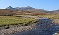 Das Massiv des Seana Bhràigh von Norden, aus dem Tal des Corriemulzie River, rechts der Hauptgipfel, links die markante Spitze des An Sgùrr