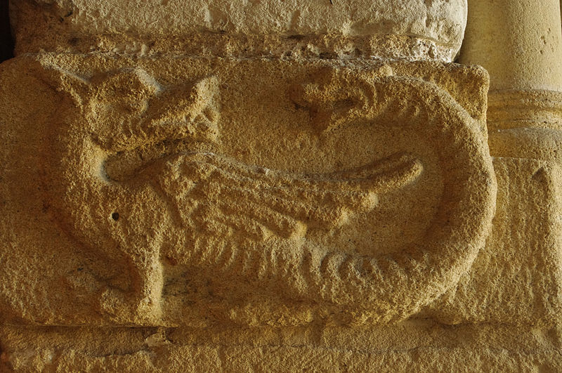 File:Collégiale de Candes Saint-Marti dragon sculpté portail.jpg