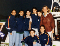 María (sağda) Paris'teki İspanyol grupla (1995).