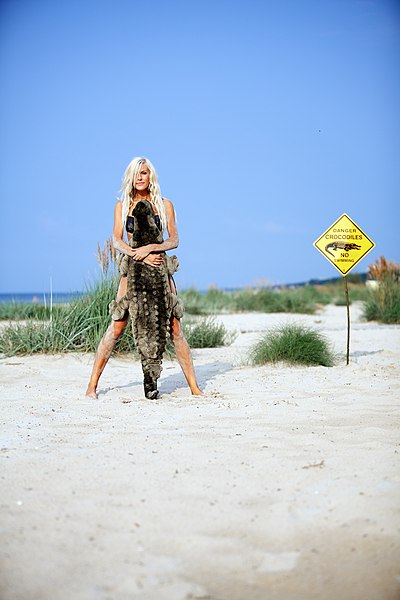 File:Crocodile Dundee Girl 02.jpg