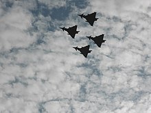 Formation von vier Eurofighter Typhoon-Kampfflugzeugen am Himmel über Madrid (12. Oktober)