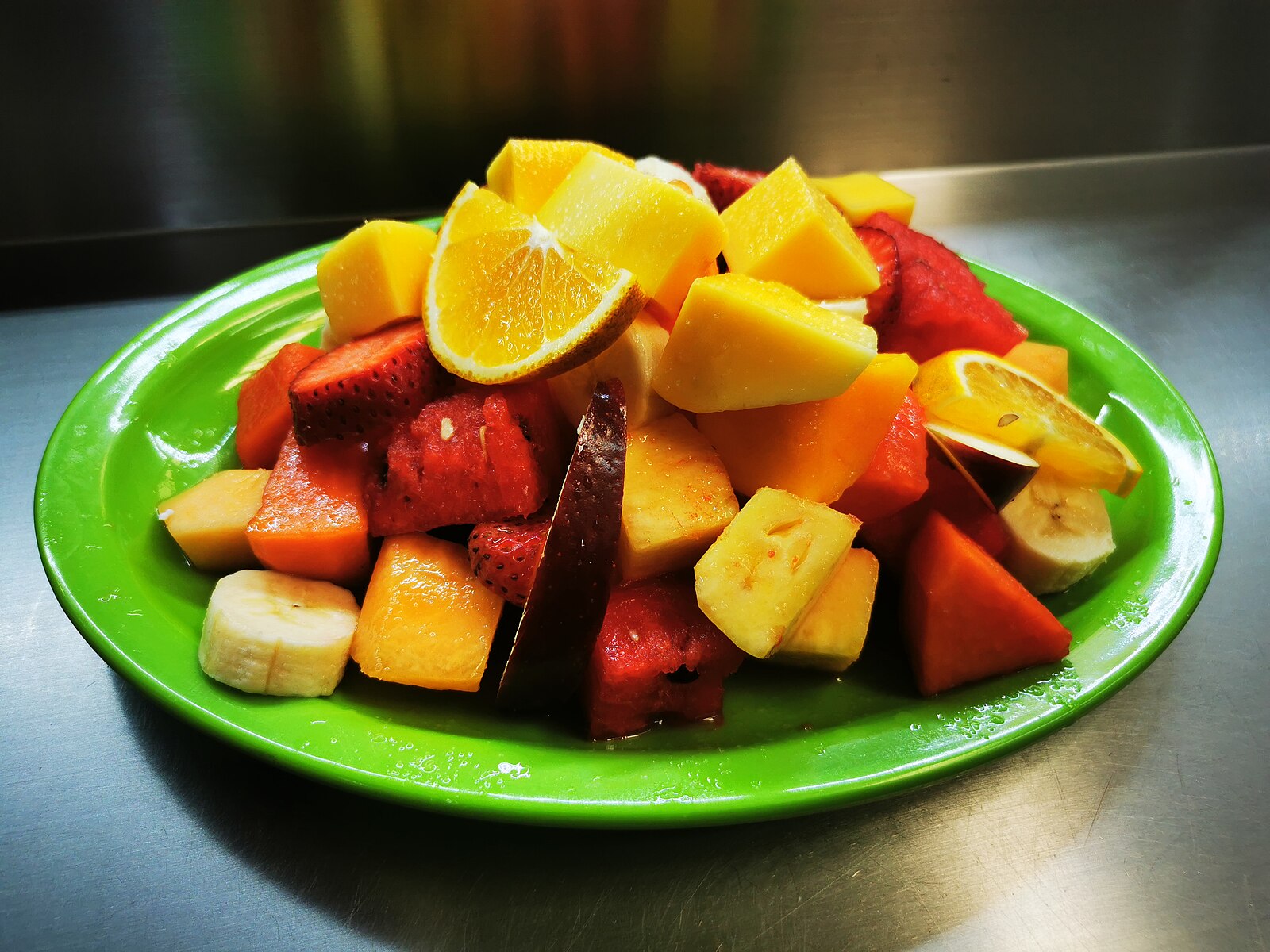 Fruta verde con pepitas negras