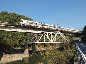 第四大和川橋梁を渡る221系電車