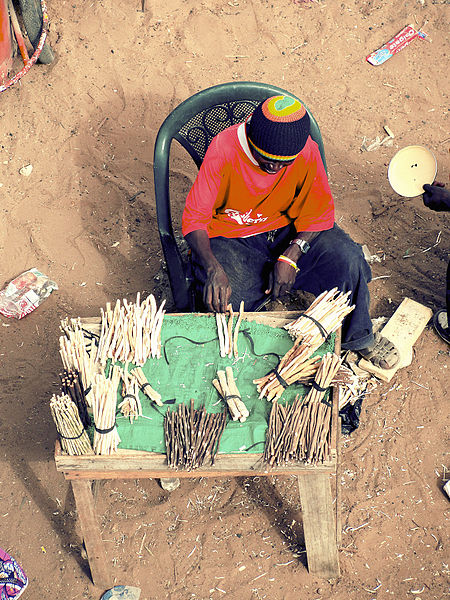 File:Dakar-Toothbrush maker.jpg