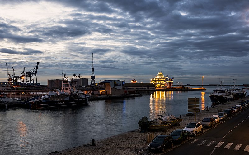 File:Dawn on the harbour of Sète cf01.jpg