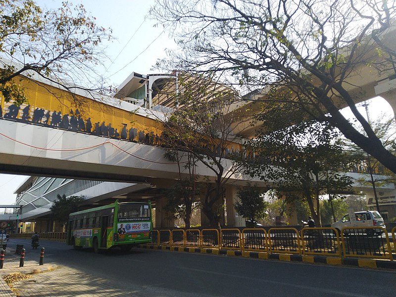 File:Decorated skywalk of Sant Tukaram Nagar metro station.jpg