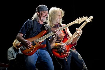 Roger Glover et Steve Morse, bassiste et guitariste de Deep Purple, lors d'un festival à Hoyos del Espino (Castille-et-León), en juillet 2013. (définition réelle 3 638 × 2 425)