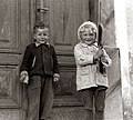 Deček in deklica s puško 1955.jpg