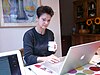 Diane Coyle dolgozik az Apple laptoppal-9Oct2009.jpg
