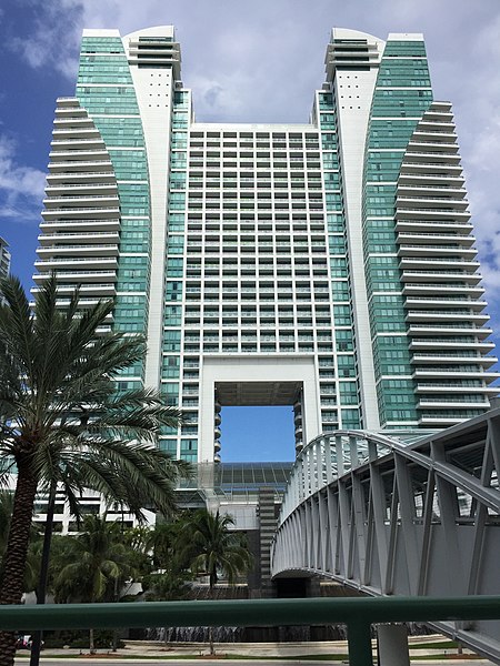 File:Diplomat Hotel in 2015.jpg