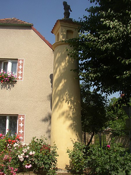 File:Dolanky nad Ohri CZ pillar wayside shrine 083.jpg