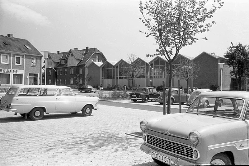 File:Dorfplatz in Heikendorf (Kiel 30.705).jpg