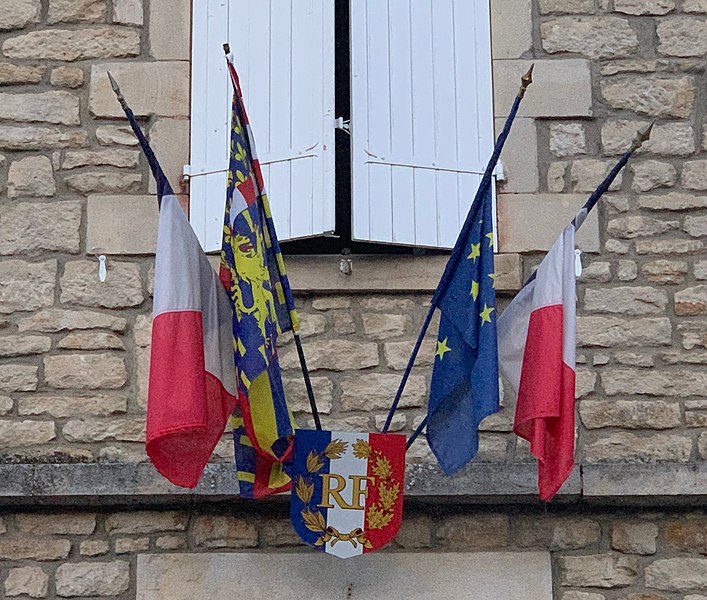 File:Drapeaux sur l'école de Trucy-l'Orgueilleux (juillet 2019).jpg