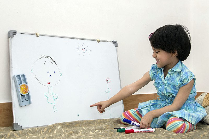 File:Drawing baby girl, Children's paintings, Iranian Child نقاشی کشیدن دختر بچه 07.jpg