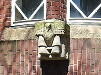 Duif (1919-1920) boven de ingang van het voormalige postkantoor, Haarlem