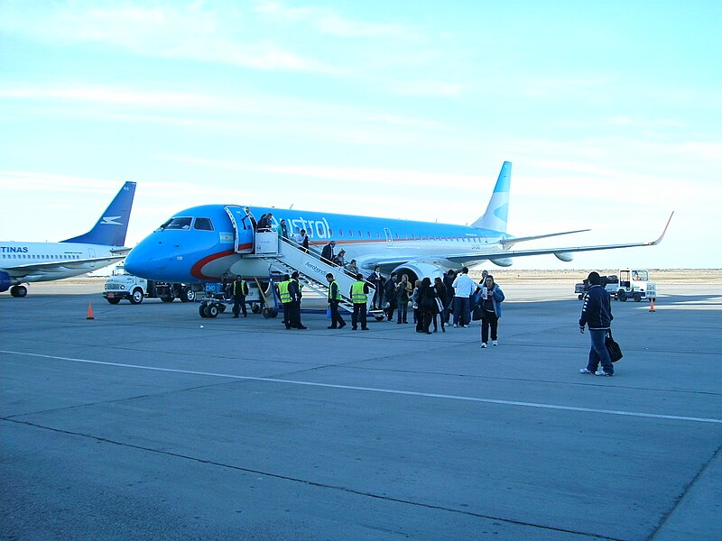 File:ERJ190 Austral Líneas Aereas en el Plumerillo.JPG