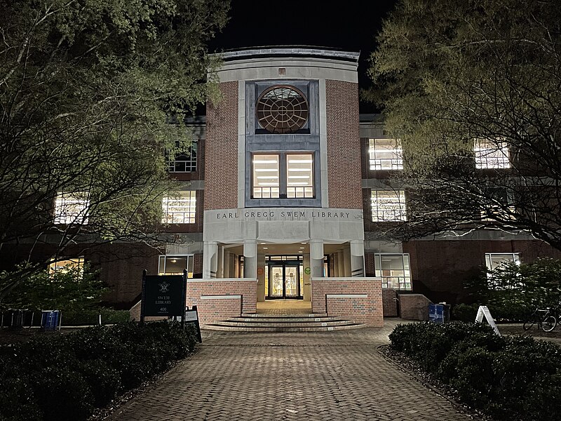 File:Earl Gregg Swem Library at night 2021.jpg