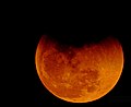 Ein „Blutmond“: Der Mond ist im Schatten der Erde und bekommt ein wenig Sonnenlicht.