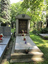 Egon Bondy-hrob, Hřbitov Malvazinky 37.jpg