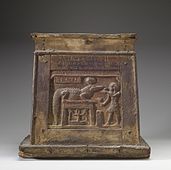 קופסה מהתקופה הרומית המראה מלך המגיש מנחה לסבכ, נראה ששימש לטקסי הגשת מנחה. מוזיאון וולטרס לאמנות (Walters Art Museum)