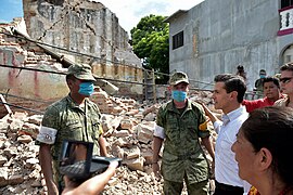 President Nieto op bezoek bij de hulpverleners