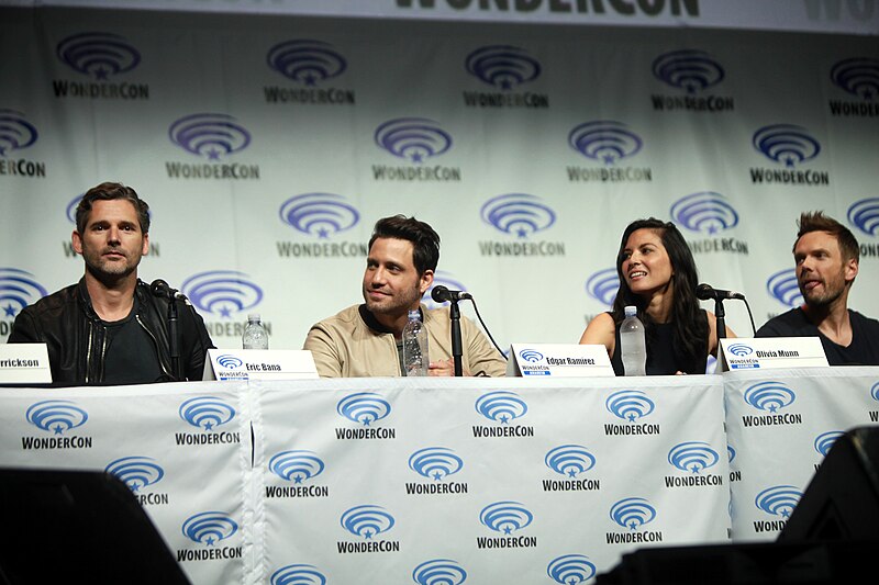 File:Eric Bana, Edgar Ramirez, Olivia Munn & Joel McHale 2014 WonderCon.jpg