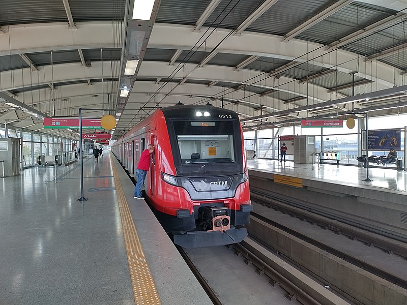 File:Estação Aeroporto-Guarulhos • plataformas com trem • 1.jpg